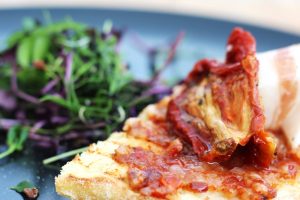 Bruschetta rustica con pomodori secchi e guanciale